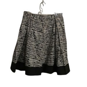 Vince Camuto black & cream pattern skirt